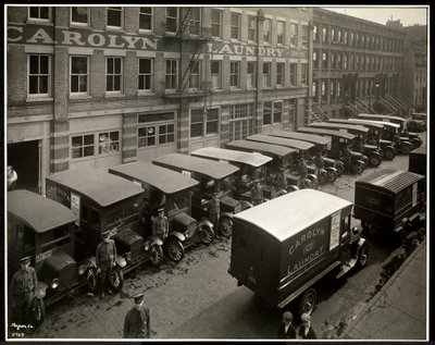 Lieferwagen, die vor der Carolyn Wäscherei in der 111 East 128th Street, East Harlem, New York, 1929, geparkt sind von Byron Company